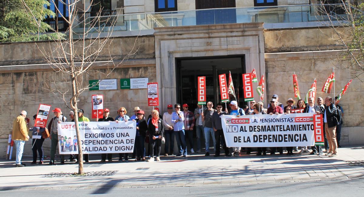 La concentración se ha celebrado ante la sede de la Junta en Granada