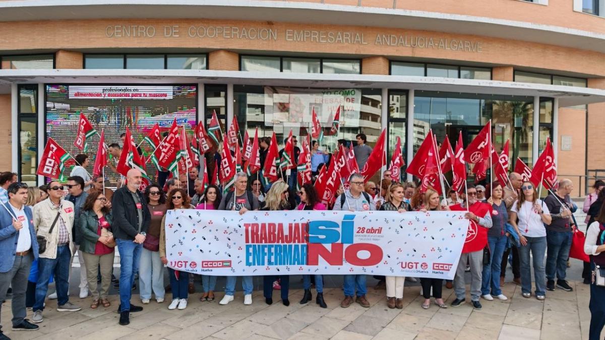 Más de un centenar de personas se han concentrado este 28 de abril ante la sede de la FOE convocadas por CCOO y UGT Huelva para reclamar medidas urgentes frente al aumento de la siniestralidad laboral, denunciar la infradeclaración de enfermedades profesionales y exigir que la salud y la seguridad en el trabajo se sitúen como una prioridad real.