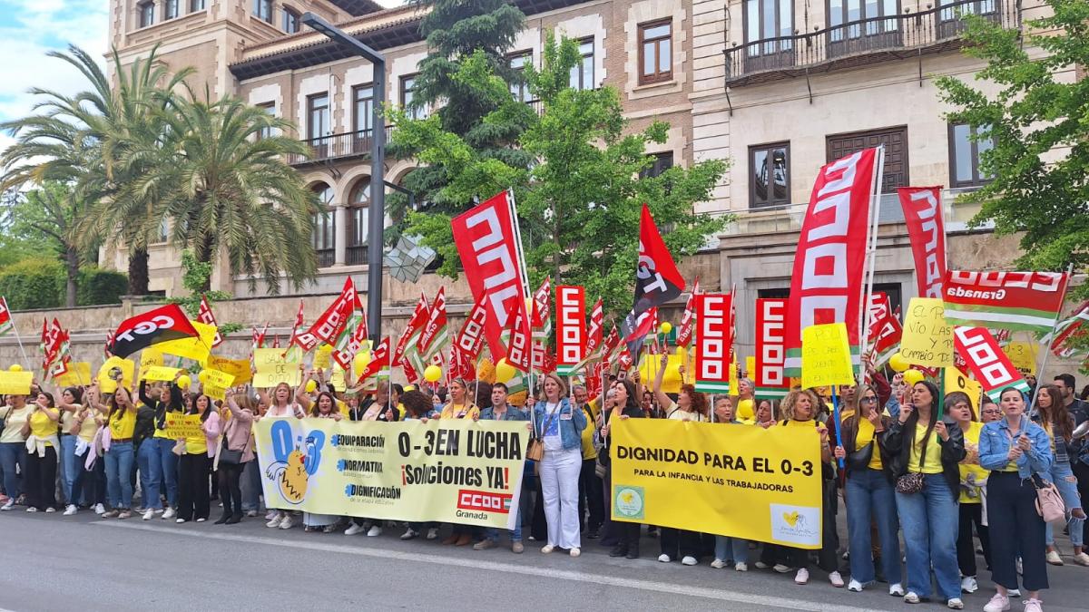 La movilización se ha desarrollado frente a la Delegación de Educación de la Junta en Granada