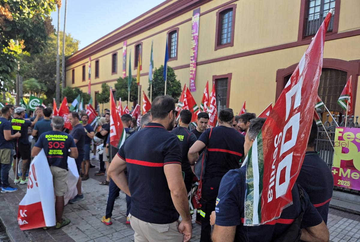 Concentración de bomberos en la Diputación de Sevilla.