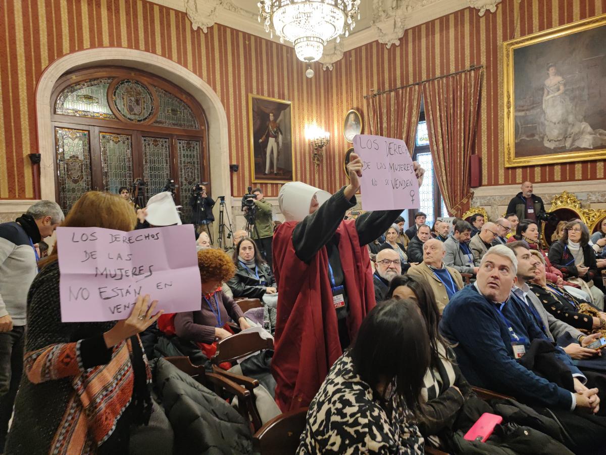 Protesta en el pleno del Ayuntamiento.