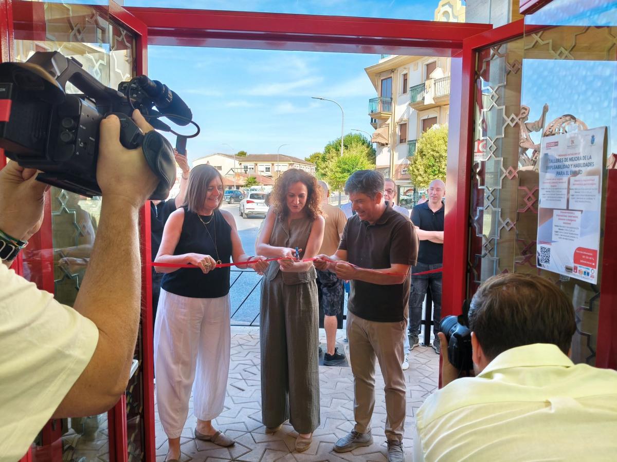 De izquierda a derecha, Marina Borrego, Nuria López y Rafael Llamas, cortando la cinta inaugural de la nueva sede de CCOO en Montilla.