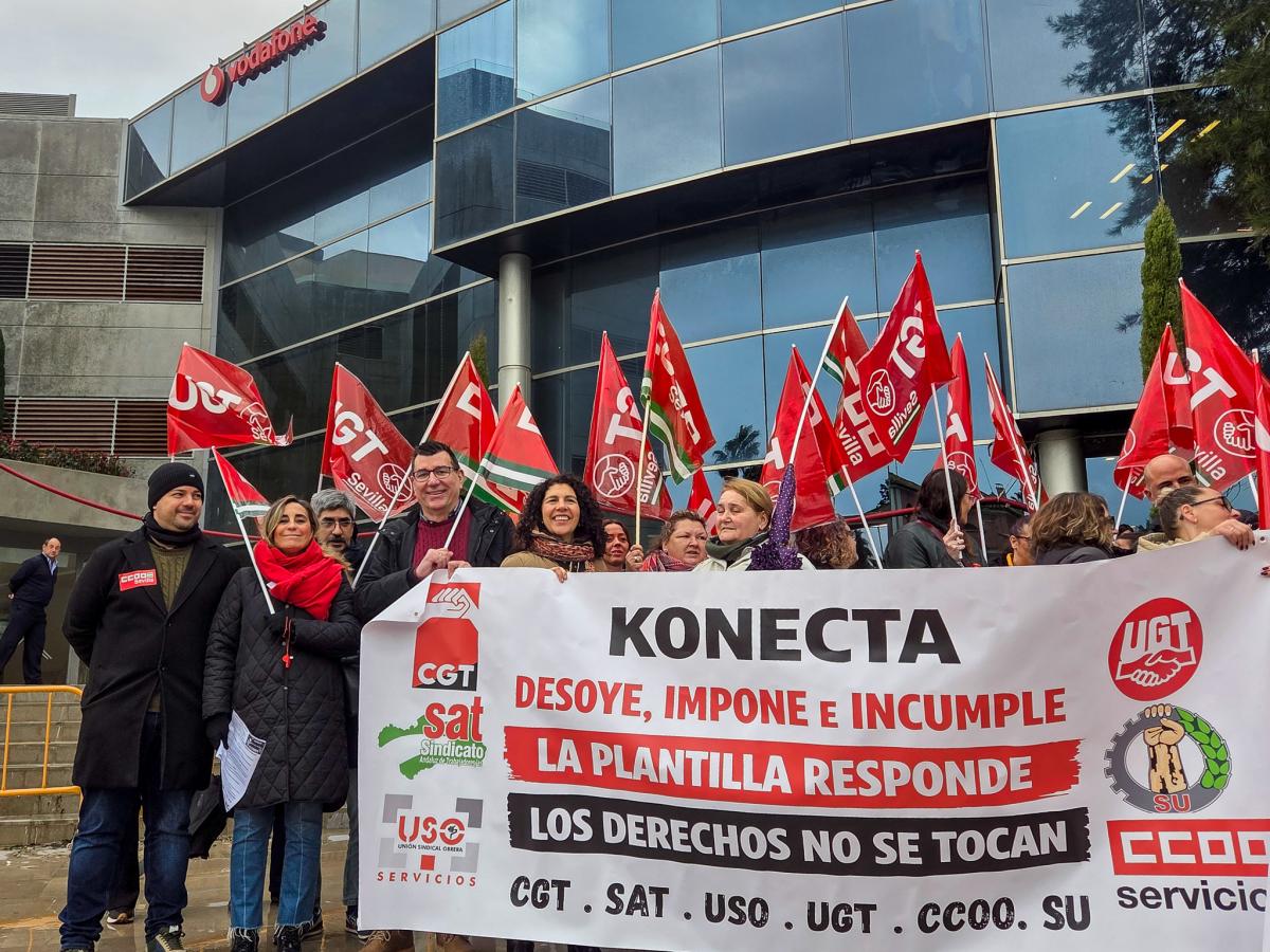 Concentración de Konecta ante la sede de Vodafone.