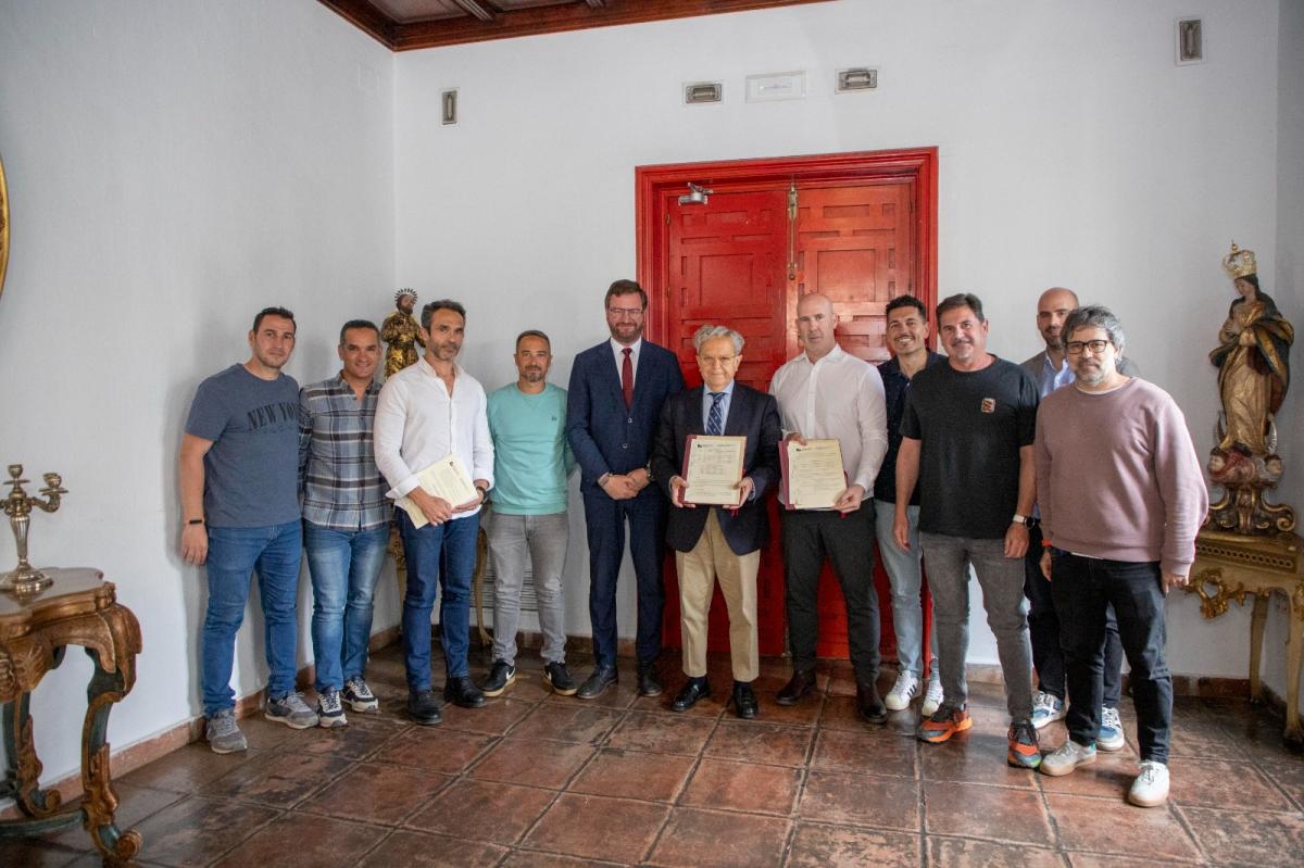 Representantes sindicales junto a los presidentes de la Diputación y del CPPEI tras la firma del acuerdo.