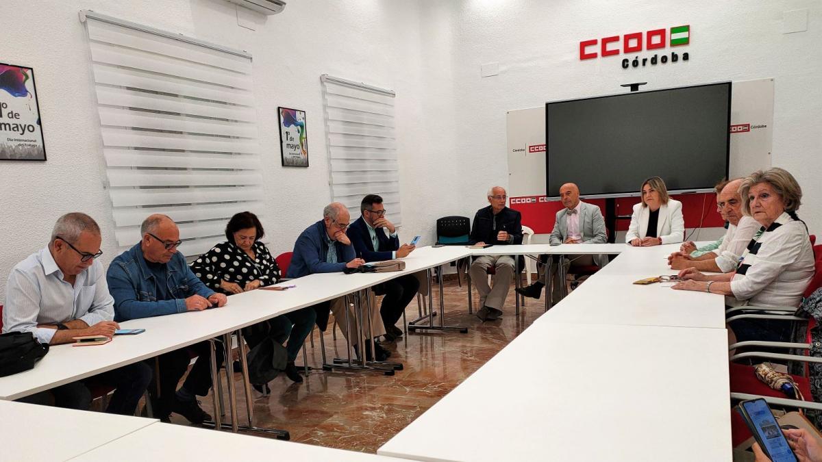 Imagen de la reunión de la Federación de Pensionistas y Jubilados con el candidato del PSOE a la Alcaldía de Córdoba, Antonio Hurtado.