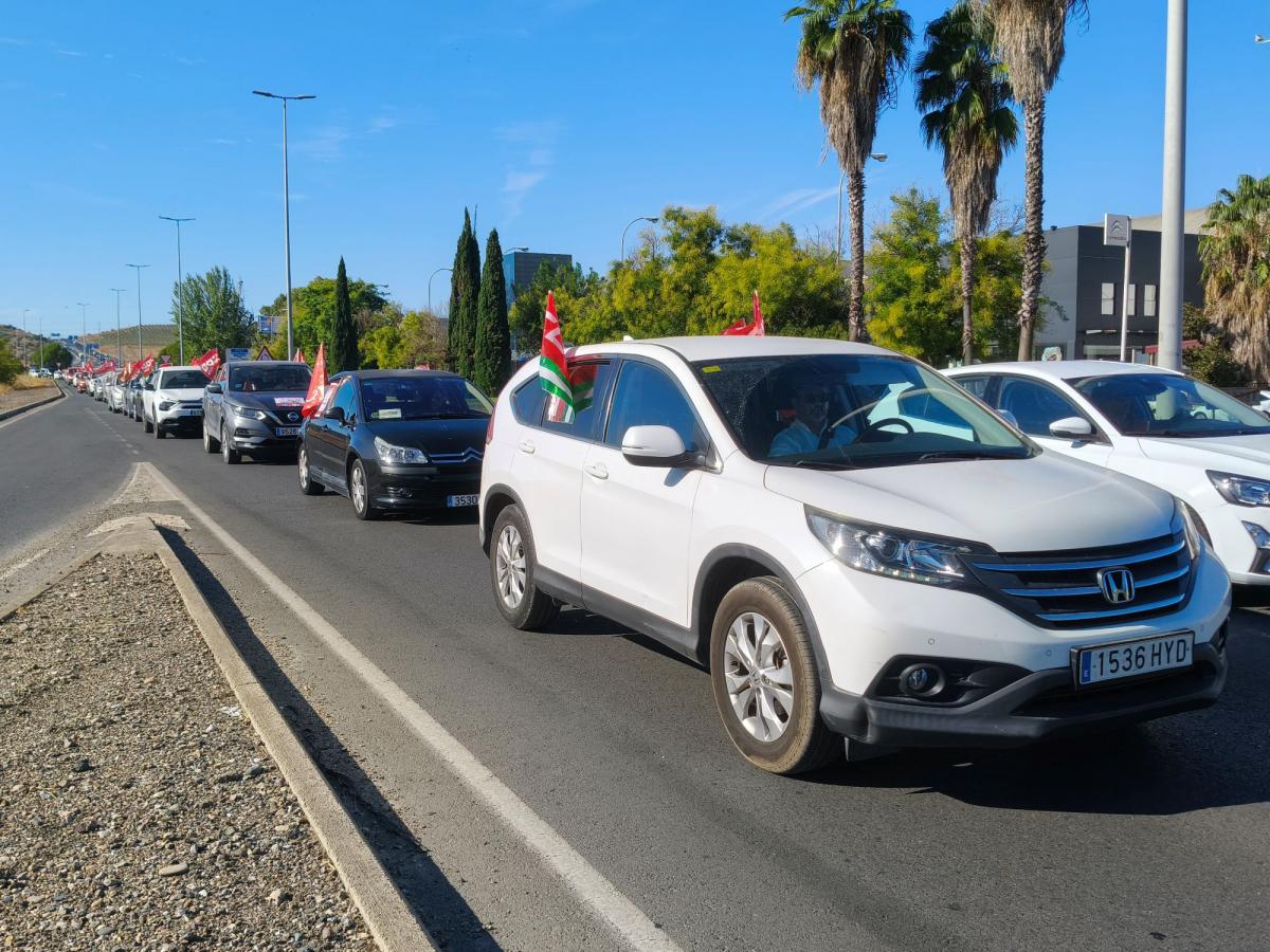 Imagen de la caravana de coches a su paso por el Polígono de la Torrecilla.