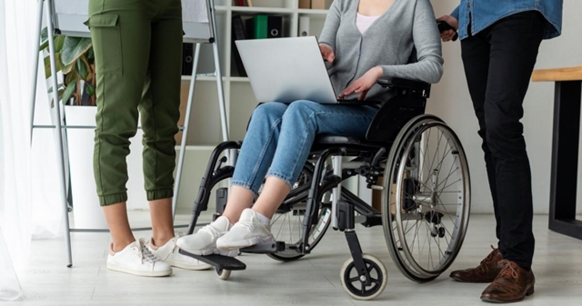 Persona trabajadora en silla de ruedas