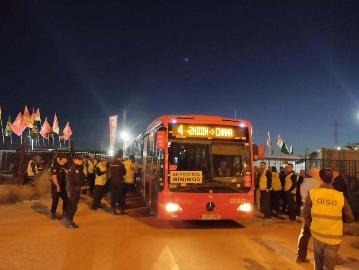 Los servicios mnimos han afectado al 30% de la flota de autobuses urbanos.