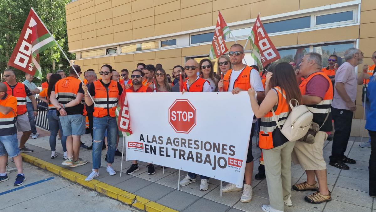 Movilización en la entrada del Hospital de Guadix