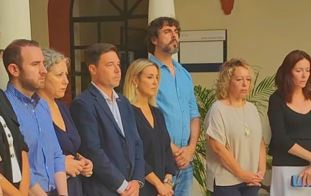 Minuto de silencio en el Ayuntamiento de Alcal de Guadara.