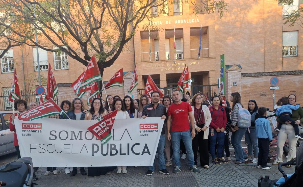 Concentración por la falta de personal del CEIP Juan XXIII.