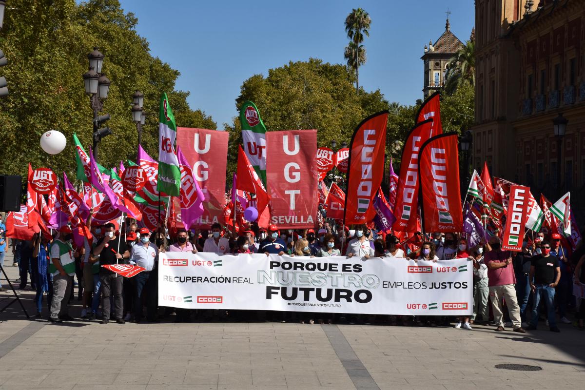 La manifestación convocada por CCOO y UGT llega a la sede del Gobierno andaluz. Foto: CCOO de Andalucía