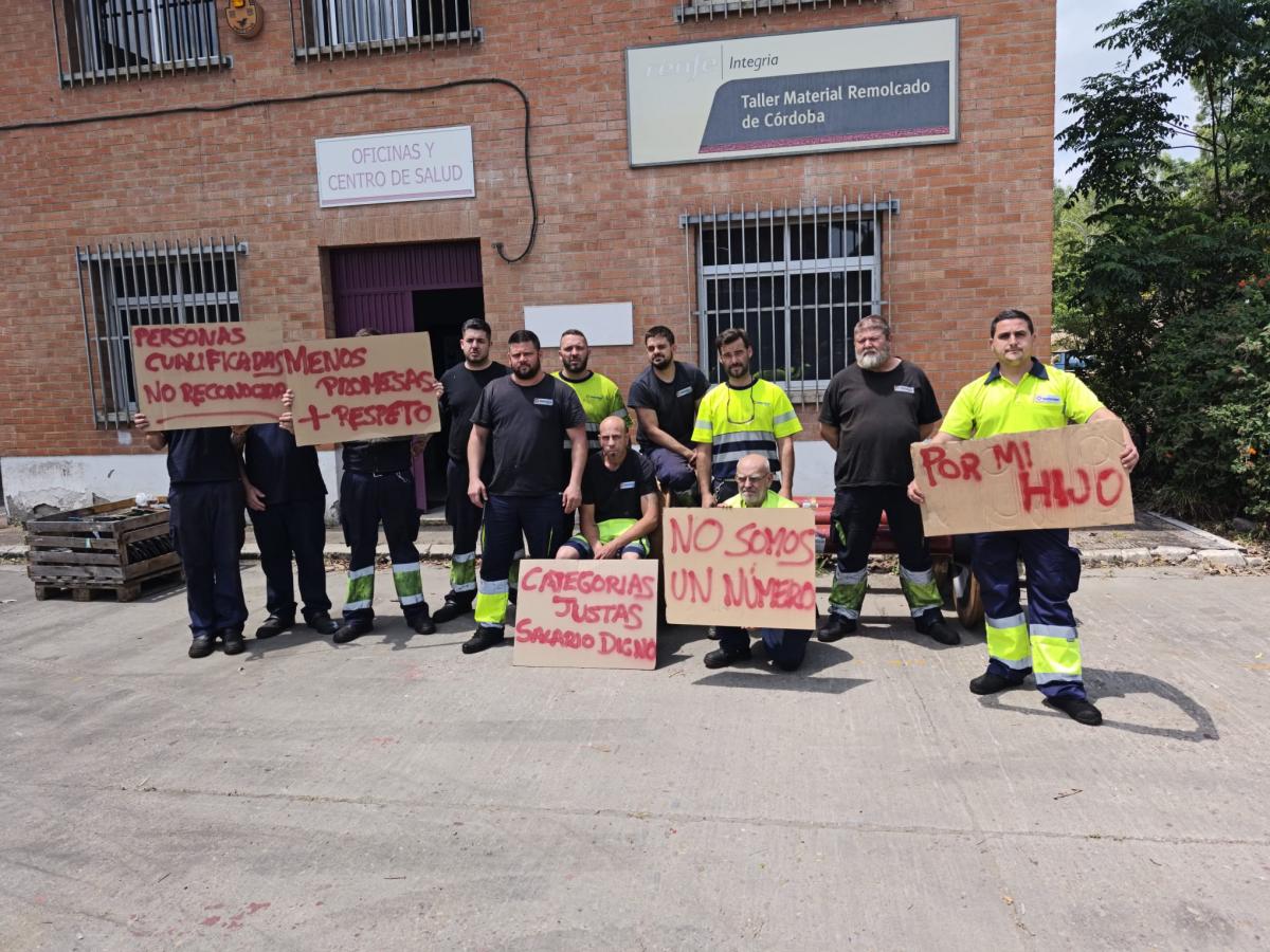 Trabajadores de Transfesa Logistics durante el paro parcial con el que han iniciado movilizaciones hoy.