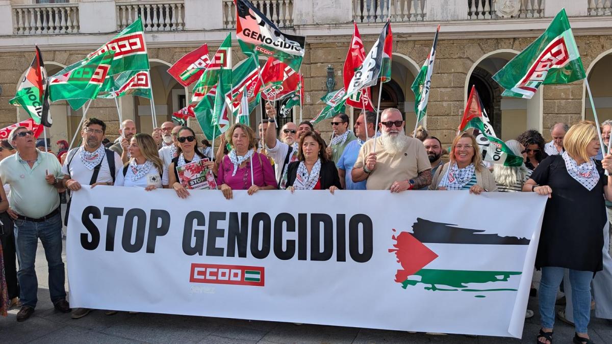 Momentos de la Concentración ante el Ayuntamiento de Cádiz