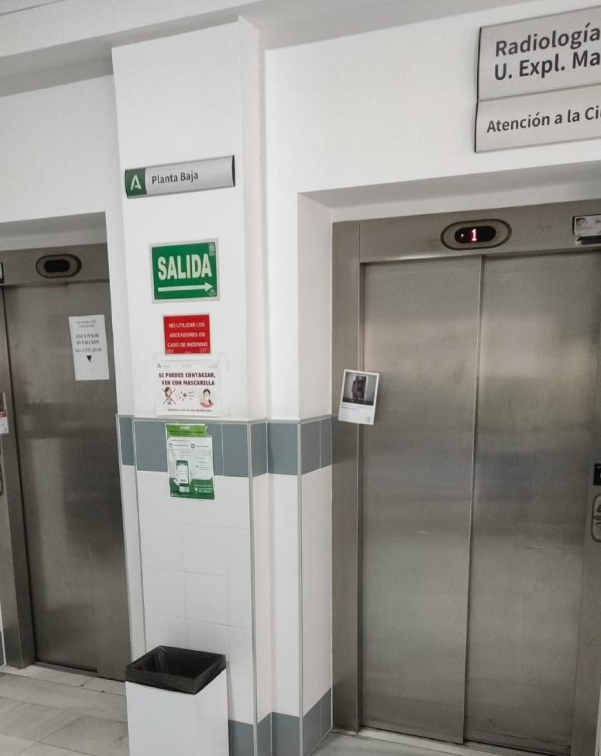 Usuarios/ as en sillas de ruedas que no pueden acceder al Servicio de Radiodiagnstico, madres/ padres subiendo en brazos a los nios/as a Pediatra usando las escaleras