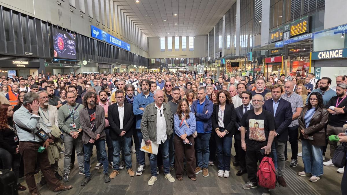Nuria López en la Estación de Santa Justa, donde se han guardado cinco minutos de silencio por las víctimas del trágico accidente ferroviario de Toledo