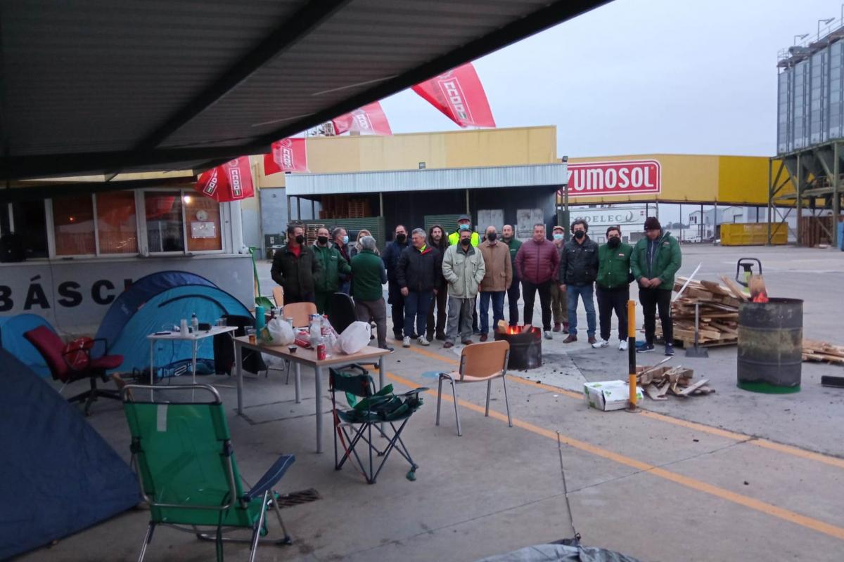 Imagen del 20 de diciembre, cuando los trabajadores de Zumosol decidieron acampar en las instalaciones para evitar el desmantelamiento de la fábrica.