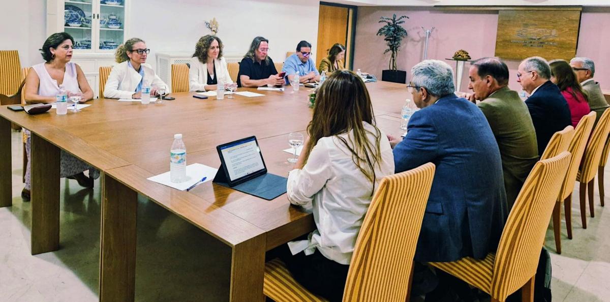 Momento de la reunión entre las Ejecutivas de CCOO de Andalucía y la CEA, encabezadas por Nuria López y Javier González de Lara.