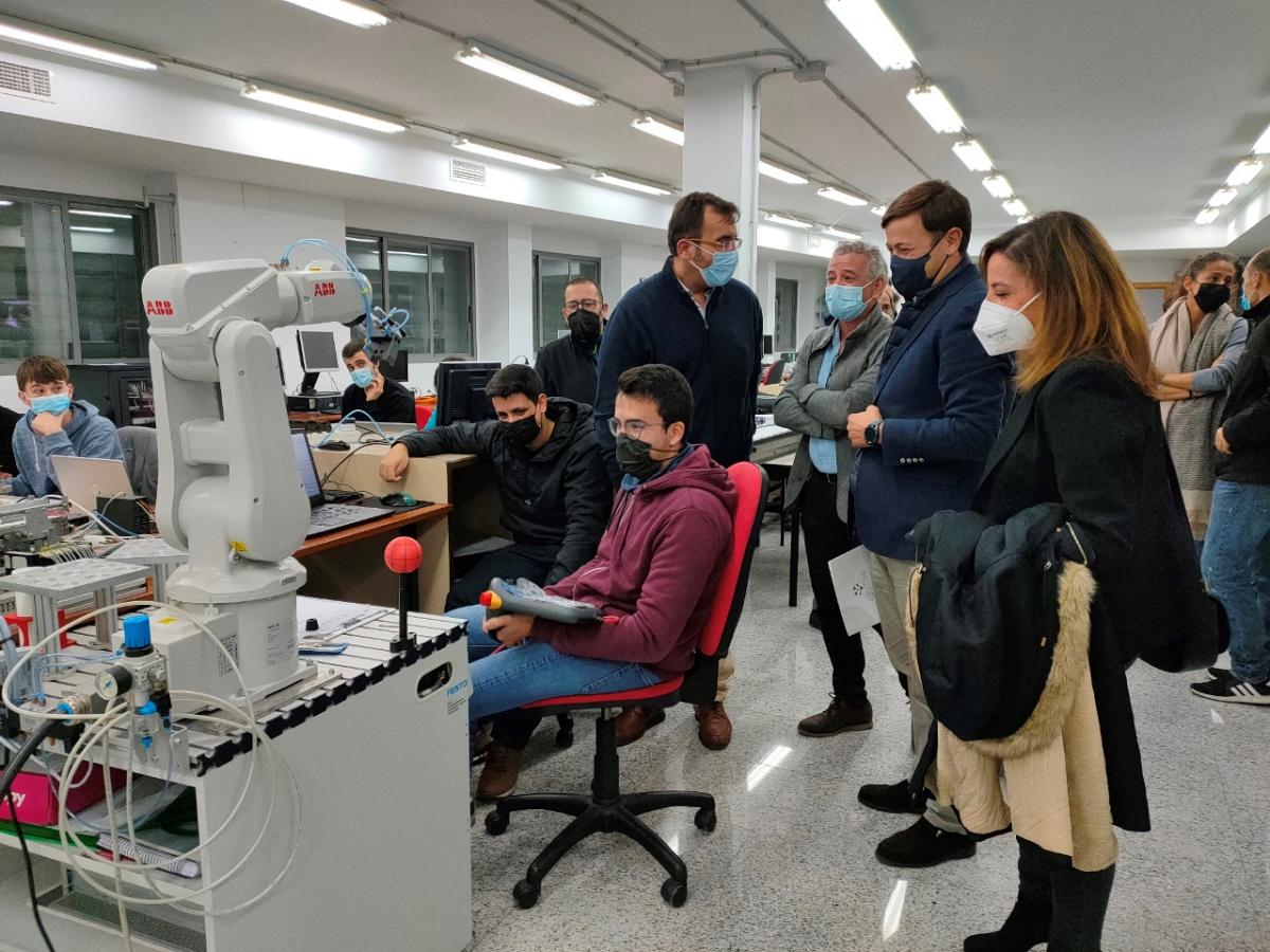 Ana Belén Acaiña junto a Gonzalo Esparza observan el trabajo de soldadura circurlar diseñado por un grupo de alumnos del curso de Automatización y telegestión de instalaciones industriales.