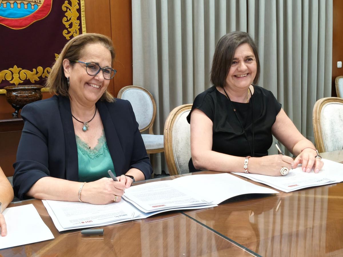Marina Borrego (dcha) y Blanca Torrent (izq), en la firma del convenio entre el IMDEEC y CCOO.