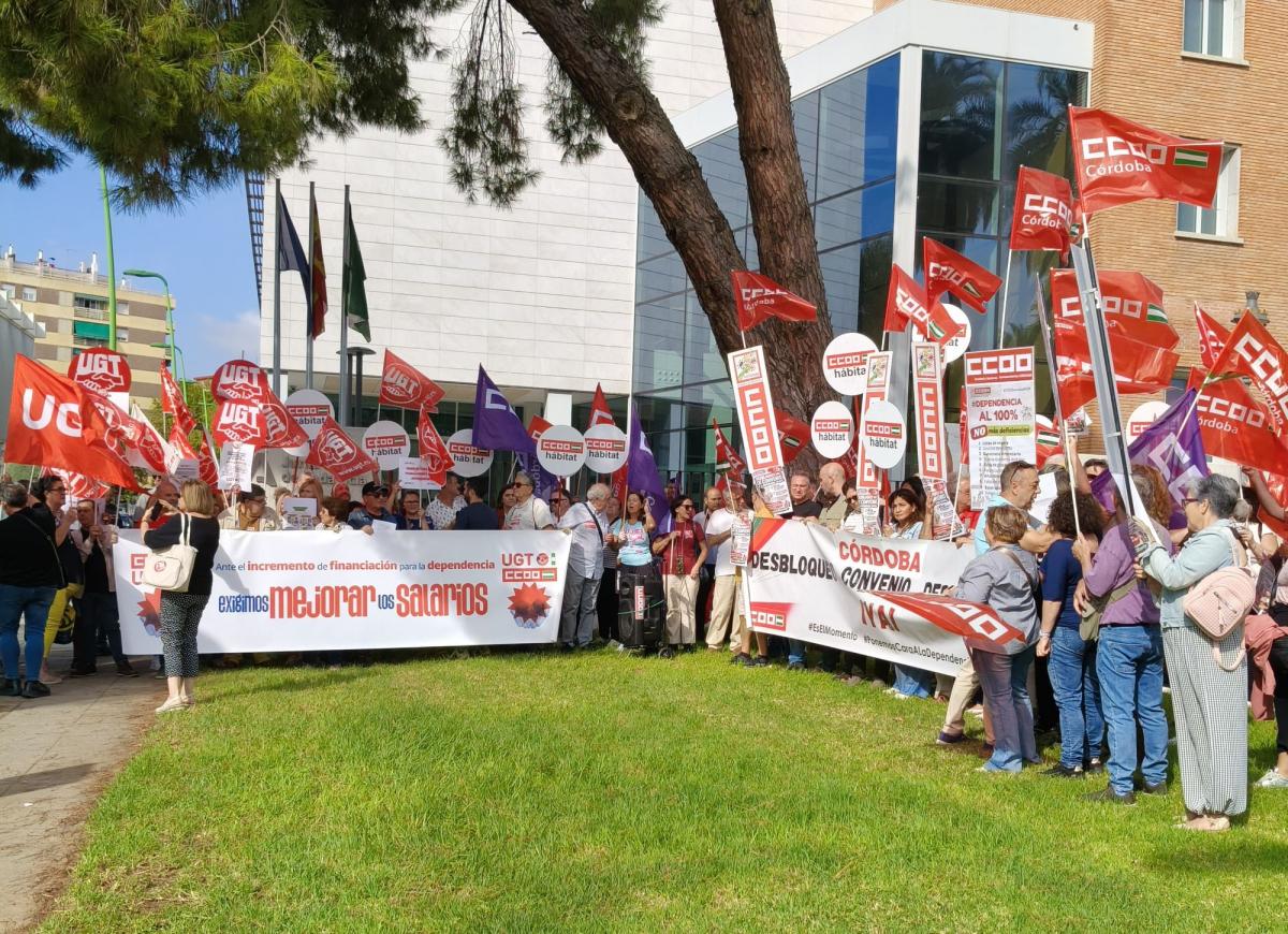 Imagen de la concentración por la Jornada Mundial por el Trabajo Decente, dedicada a pedir la dignificación de sector de la dependencia.