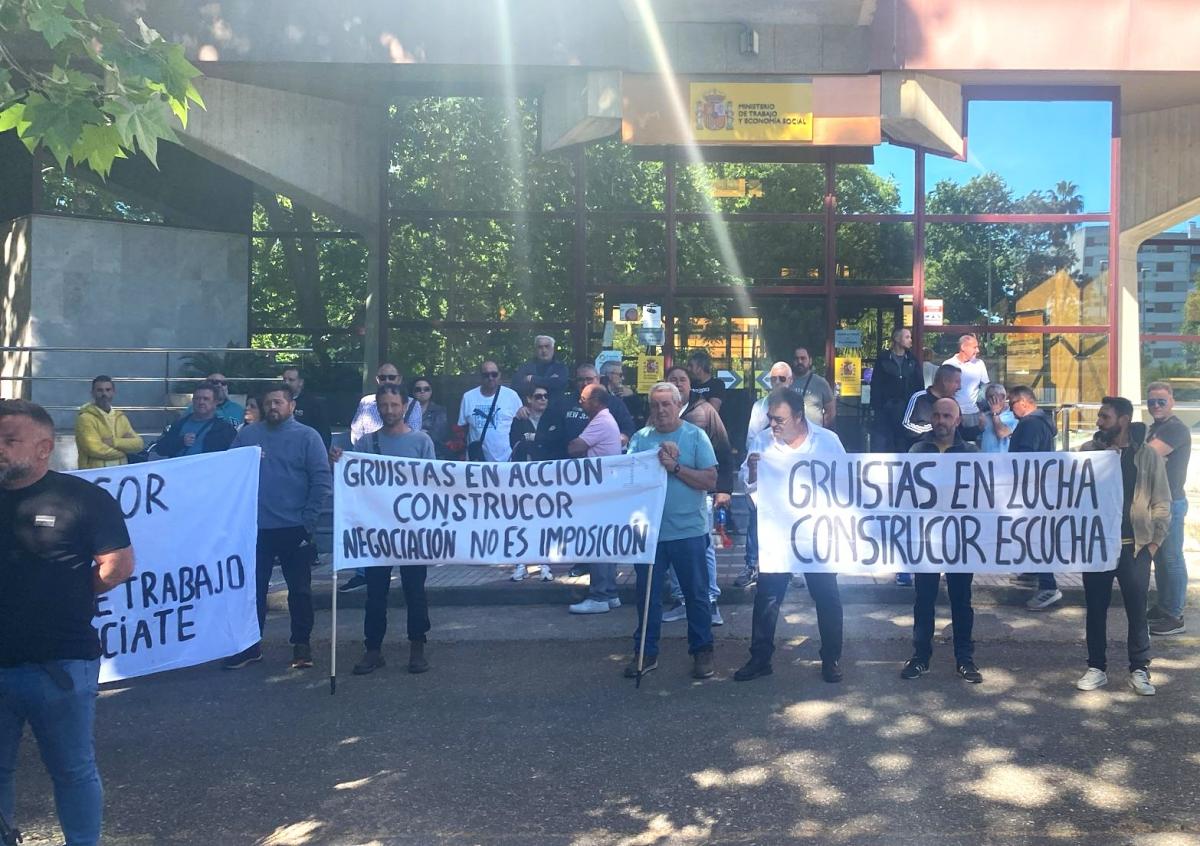 Los gruistas se han concentrado ante la Inspección de Trabajo para reclamar celeridad en la investigación de las denuncias presentadas por vulneración del derecho de huelga.