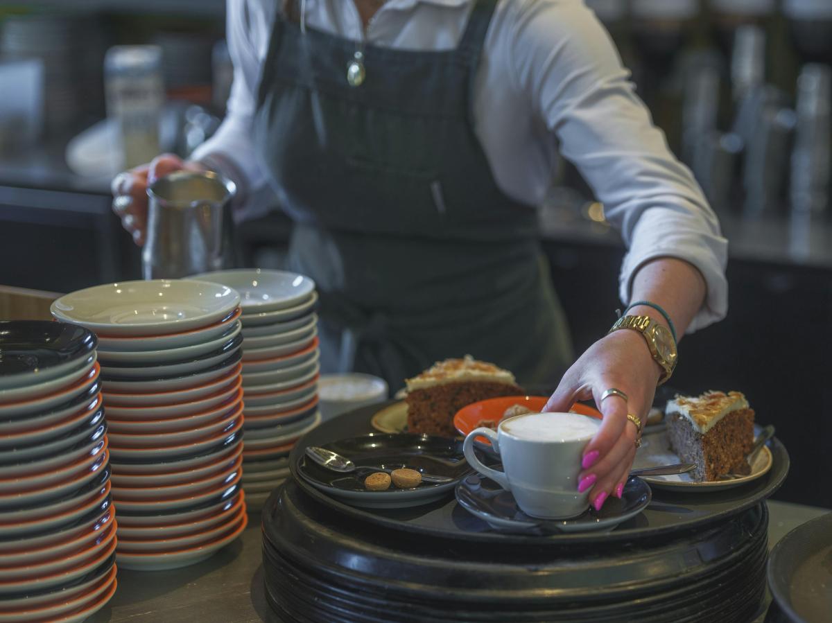 Trabajadora en hostelería. Pexels: Haberdoedas Photography