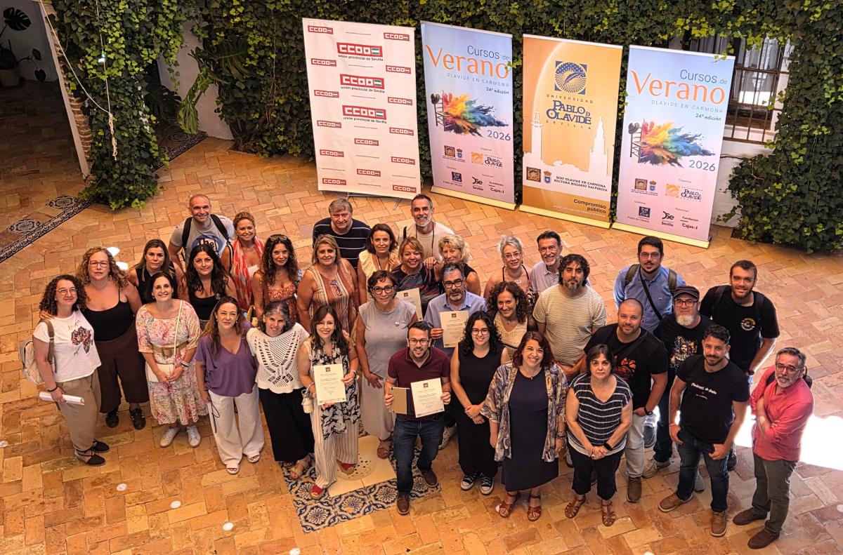 Foto de familia de la clausura del curso de verano de CCOO en la Olavide en Carmona.