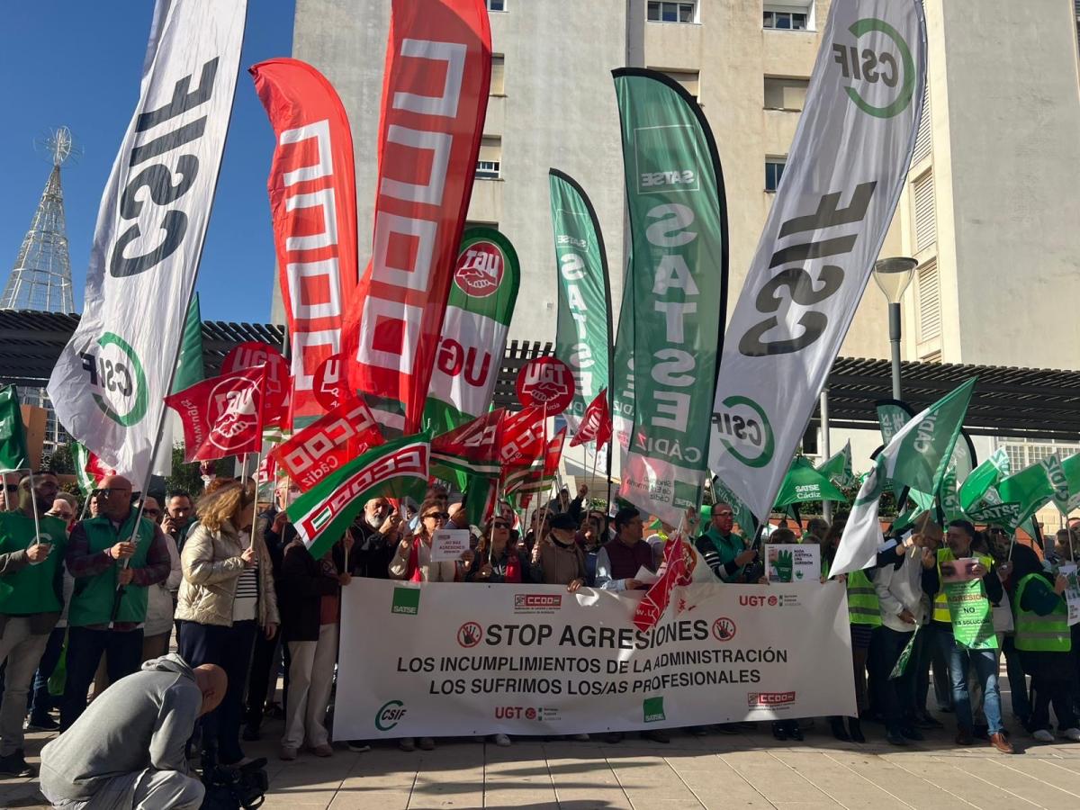 Concentracin ante el Centro de Salud Algeciras Sur ante el aumento en la provincia de las agresiones en el SAS