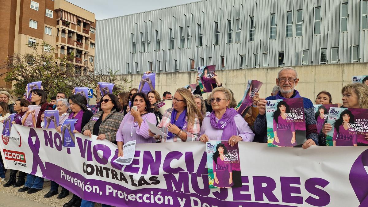 Clara Castarnado, responsable de Mujer, durante la lectura del manifiesto