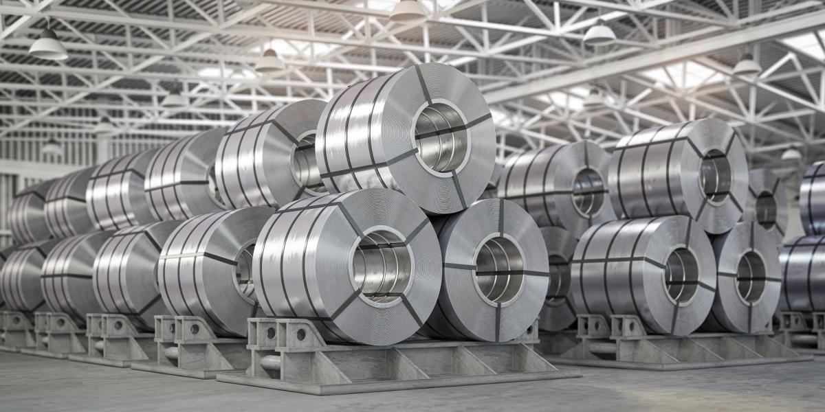Rollos de aluminio en el almacn de una fbrica