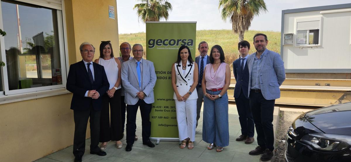 La delegada de Empleo junto a representantes de la empresa Gecorsa, de sindicatos y CECO en la visita realizada en el marco del programa "Nos unimos en prevencin".