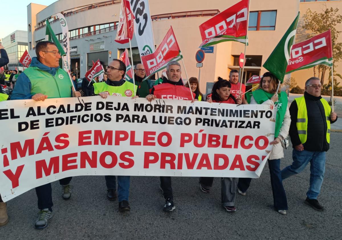 Momento de la marcha en defensa de los servicios de mantenimiento de edificios municipales.