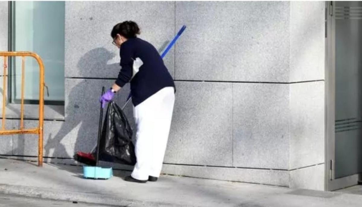 Limpiadora durante su jornada laboral