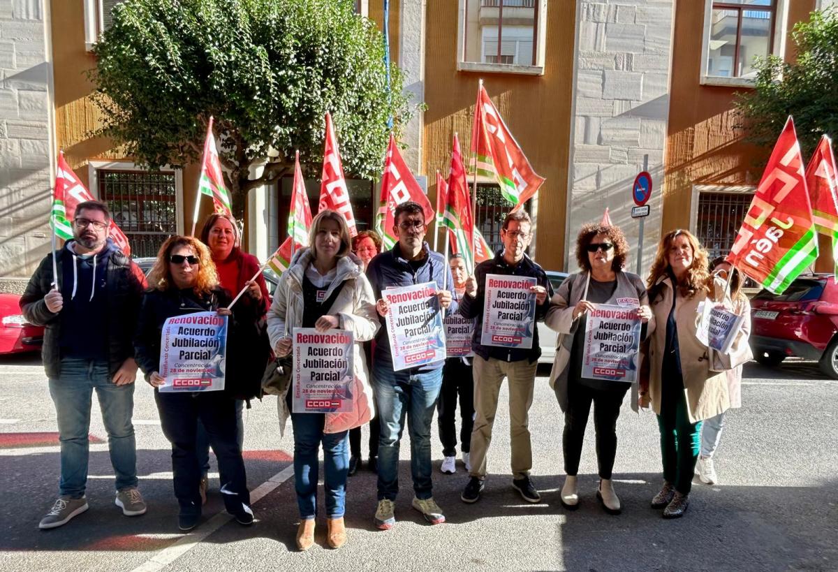 Concentracin a las puertas de la Delegacin de Educacin de Jan