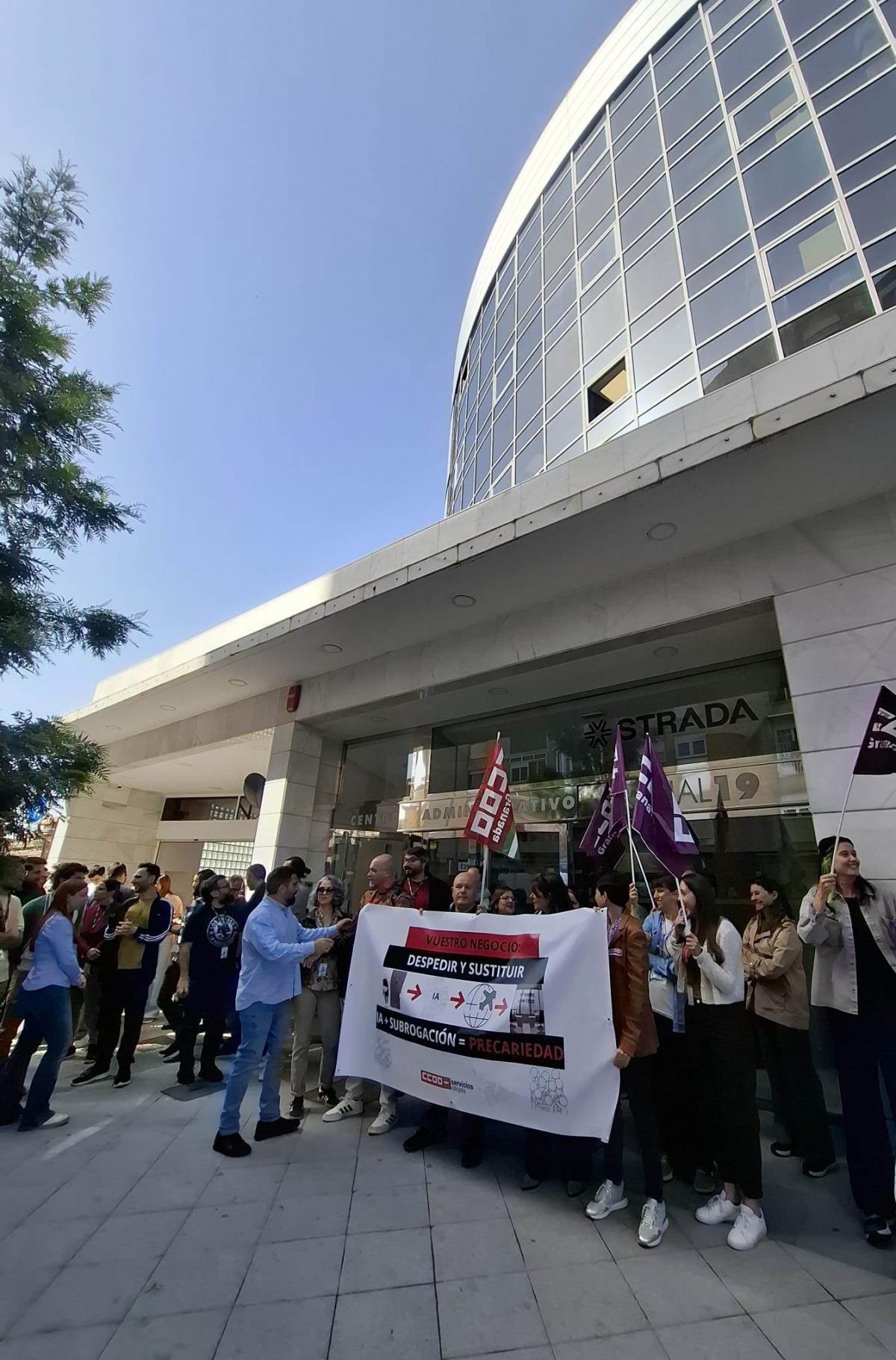 La concentración se ha realizado en la puerta de la empresa