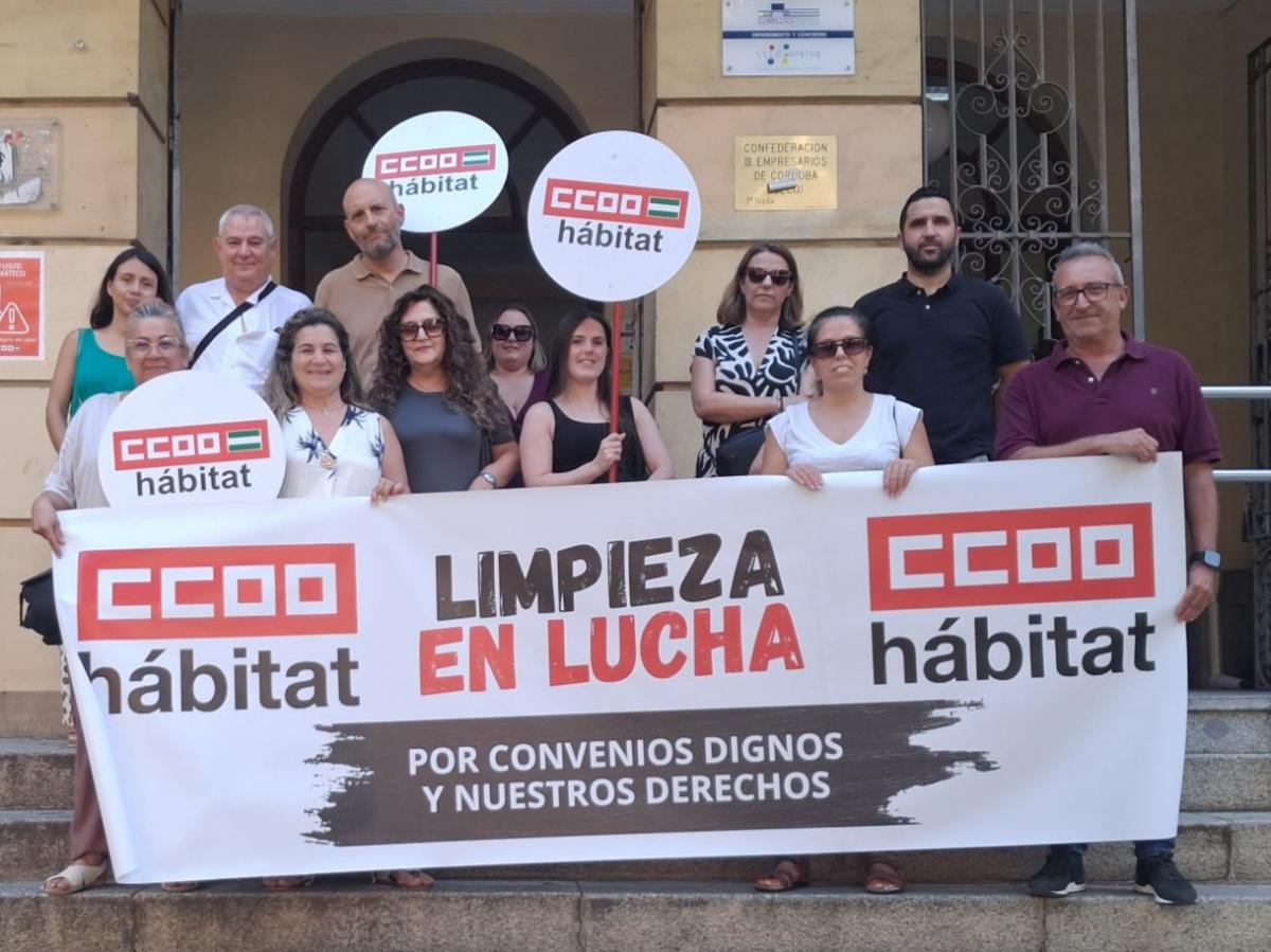 Delegadas y delegados del sector de limpieza en la concentración de hoy en Córdoba.