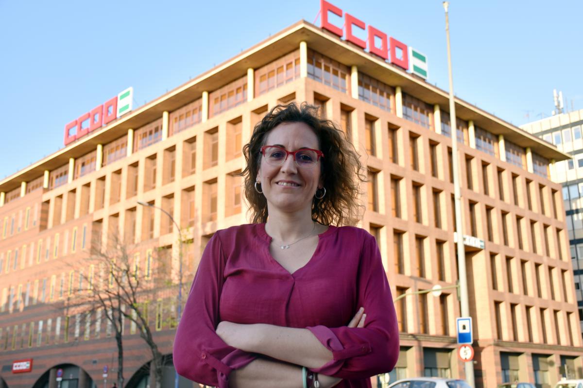 Nuria López, secretaria general de CCOO de Andalucía, posa ante la nueva sede de Cardenal Bueno Monreal (Sevilla), en una foto de archivo.
