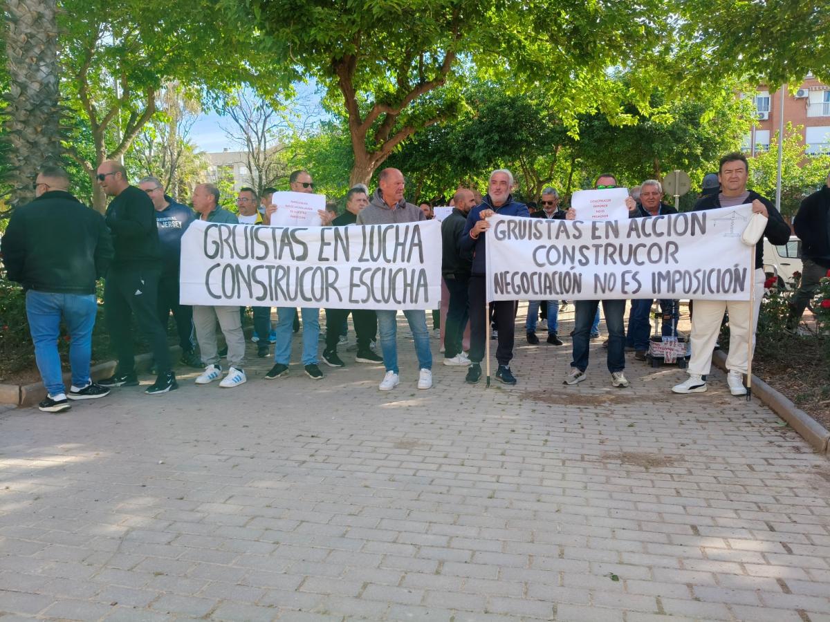 Imagen de la protesta de los gruistas ante CECO.