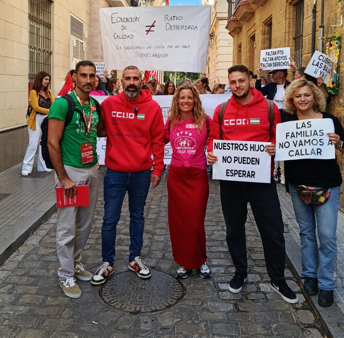 La educación inclusiva no puede depender de que haya docentes disponibles para asumir tareas adicionales ni de que las familias puedan acudir al colegio a prestar ayuda. La inclusión necesita profesionales suficientes y presentes en los centros. Exigimos soluciones, no más demoras