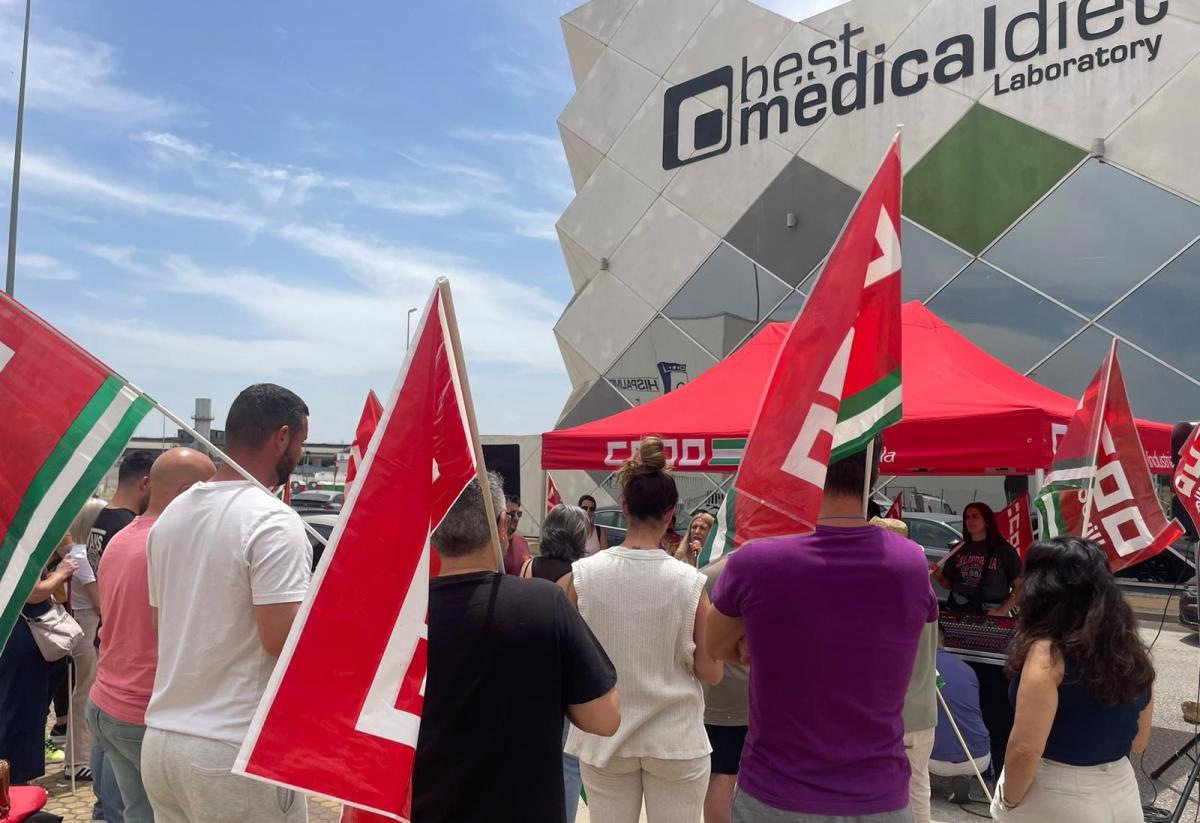 Concentración a las puertas de Best Medical.
