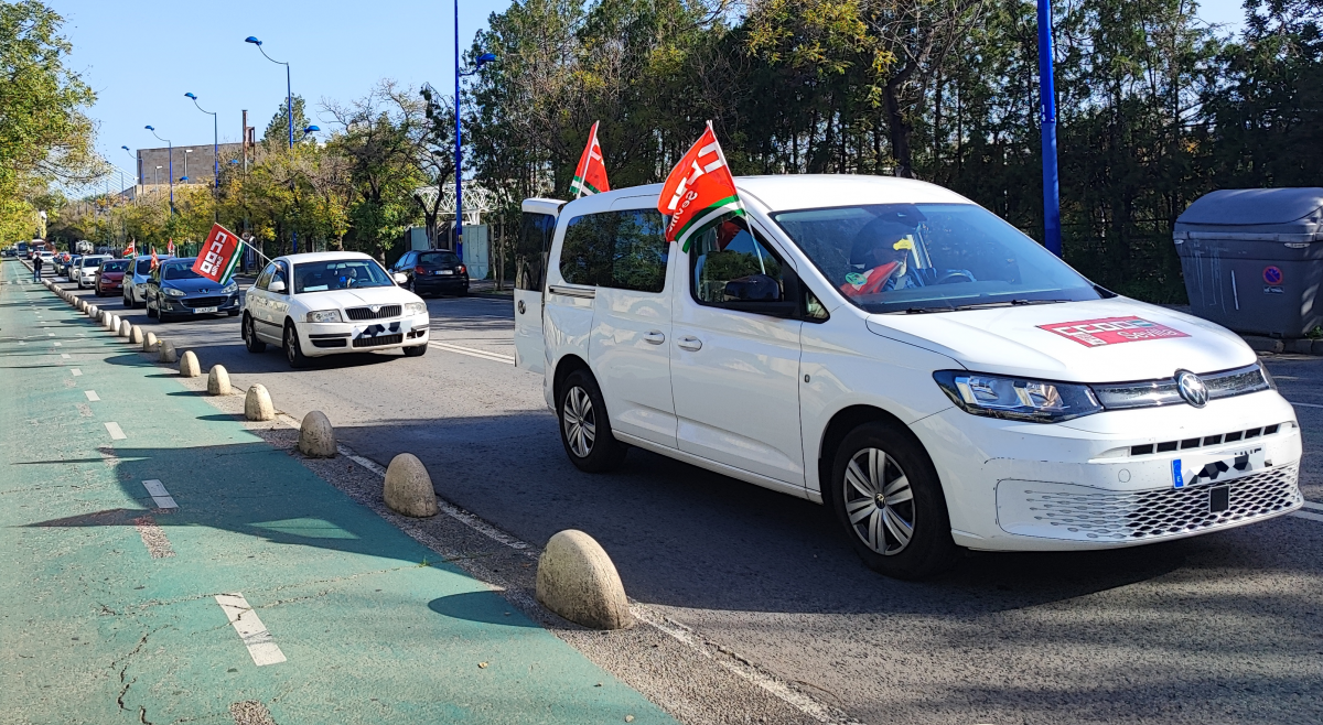 Caravana de coches por la huelga de transporte de viajeros.