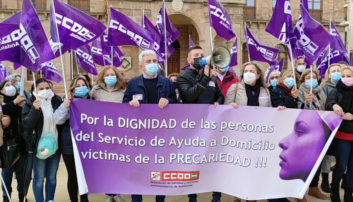 Imagen de concentración a las puertas del Ayuntamiento de Linares
