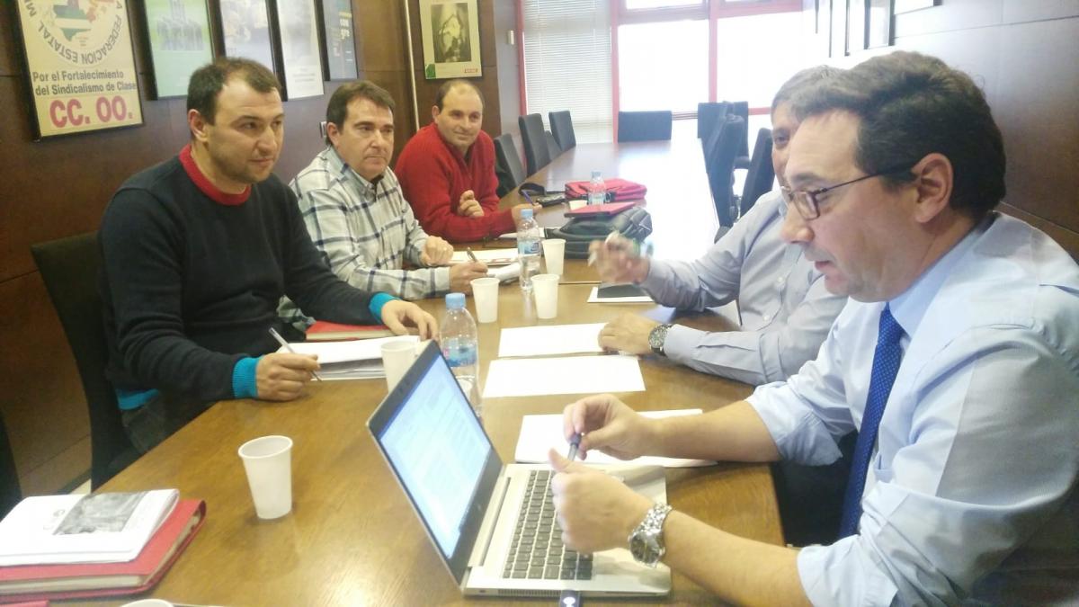 Negociadores de CCOO junto a la representacin de UVESA