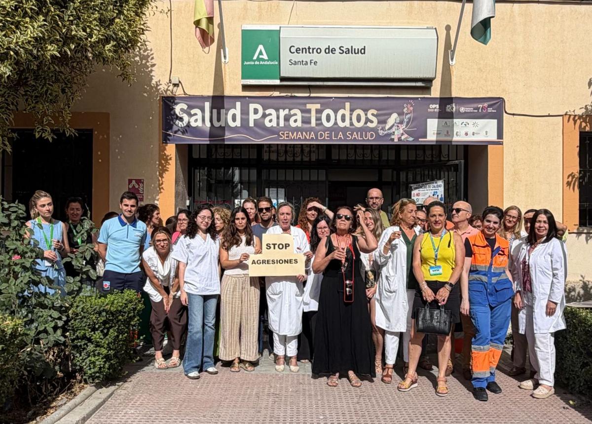 Profesionales en la entrada del centro de salud