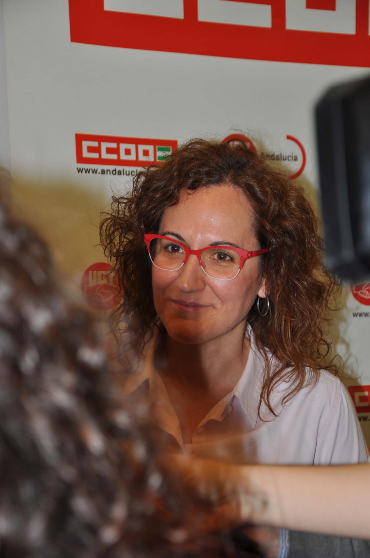 Nuria López Marín atiende a los medios en el acto #ParticipoyDecido