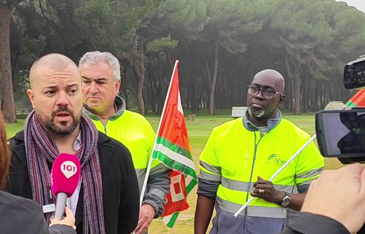 Sergio Montero, secretario de Accin Sindical de CCOO de Sevilla, explica el conflicto a los medios.