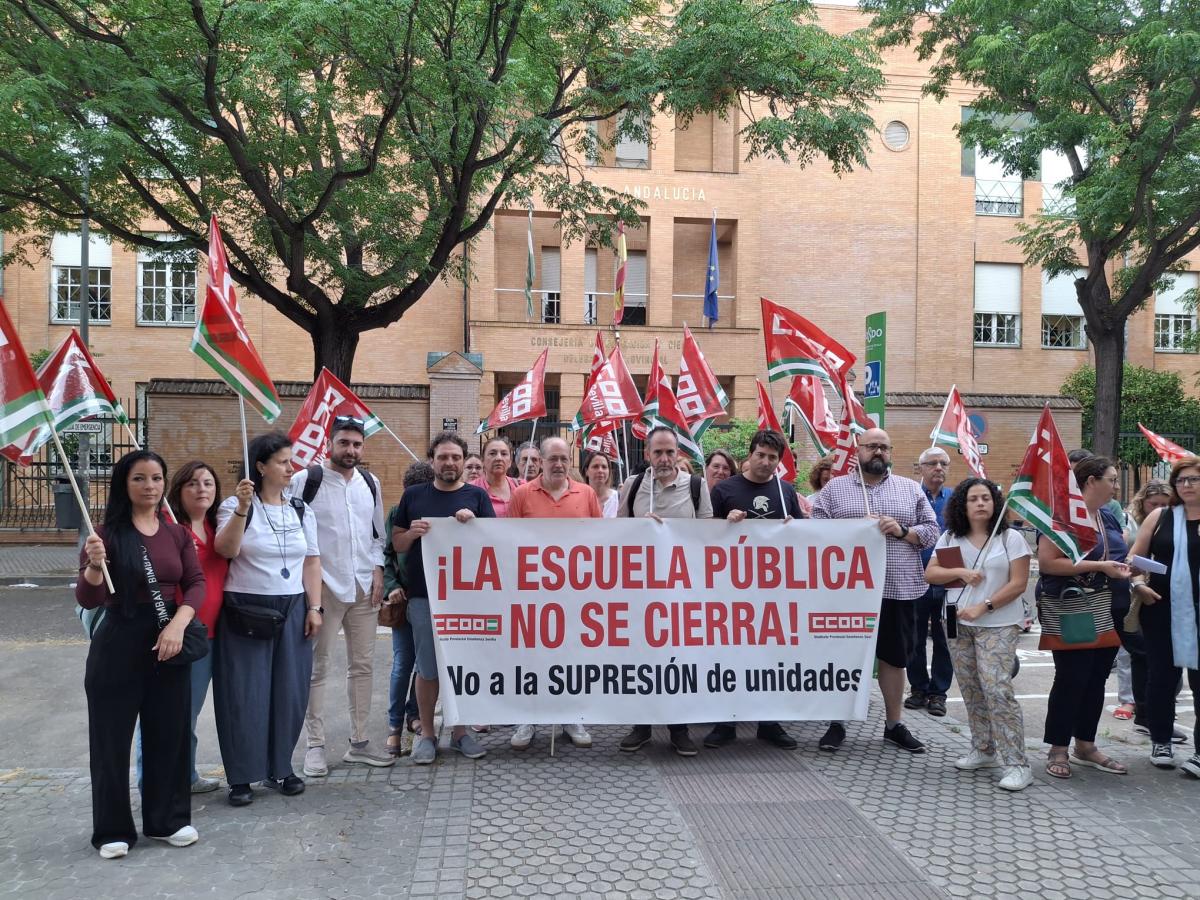 Concentración contra el cierre de unidades escolares.