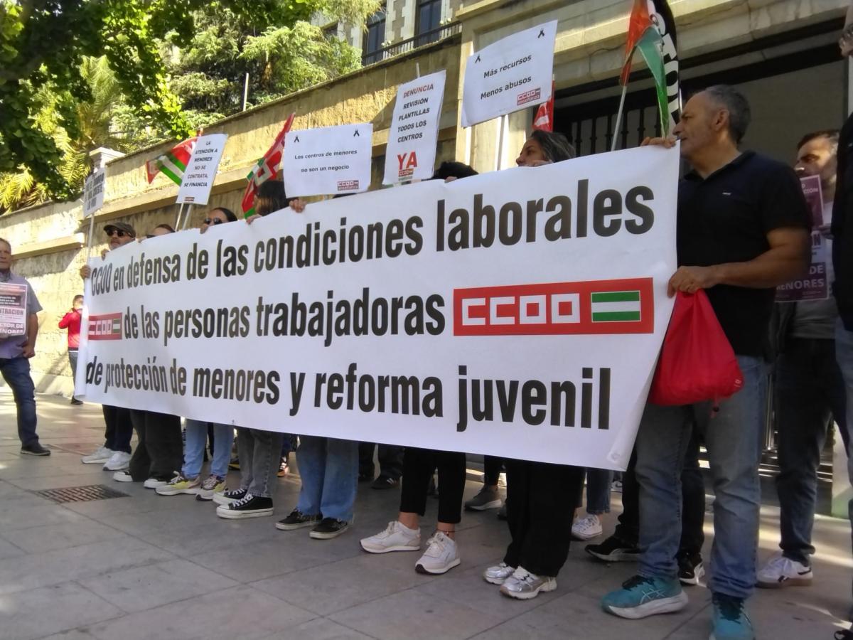La movilización se ha desarrollado en la sede de la Junta en Granada