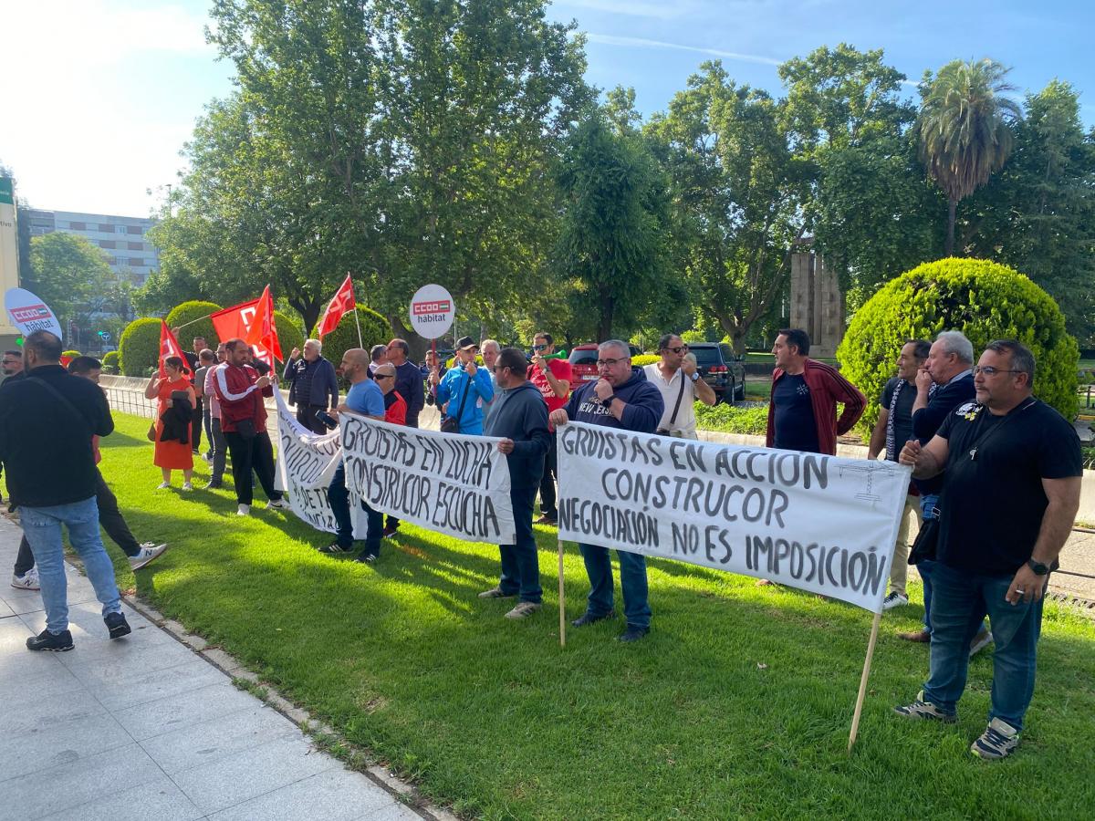 Imagen de la concentración de los operadores de grúas torre hoy.